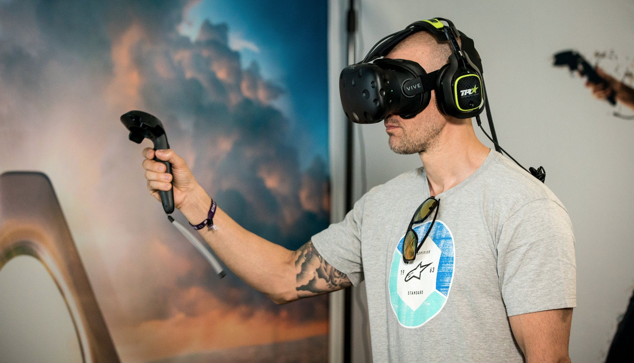 Виар установить. HTC Vive. Виртуальная реальность художник. Рисование в виртуальной реальности. VR искусство.